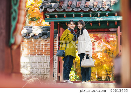 Woman going on an autumn trip with her friends 99615465