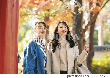 秋天和朋友去旅行的女人 99615470
