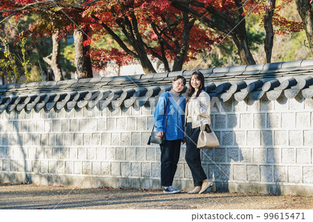 秋天和朋友去旅行的女人 99615471