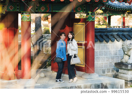 和朋友一起享受旅行的女人 99615530