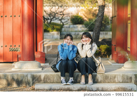 和朋友一起享受旅行的女人 99615531