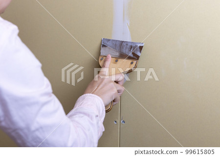 Putty processing of the wall before pasting the cloth Putty processing of the wall before pasting the cloth 99615805