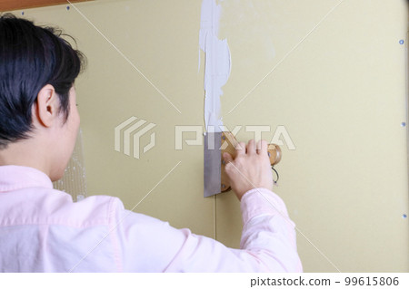 Putty processing of the wall before pasting the cloth Putty processing of the wall before pasting the cloth 99615806