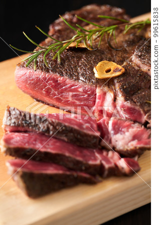 烤厚切牛排的橫截面 烤厚切牛排的橫截面 99615838