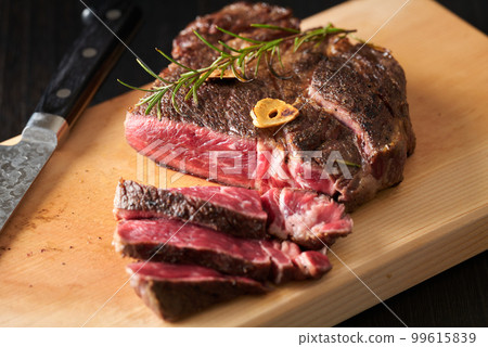 烤厚切牛排的橫截面 99615839