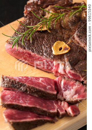 Cross section of grilled thick cut steak 99615840