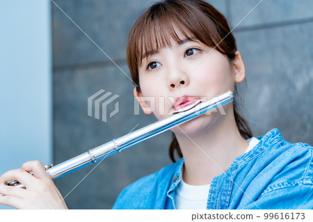 吹長笛的婦女 99616173