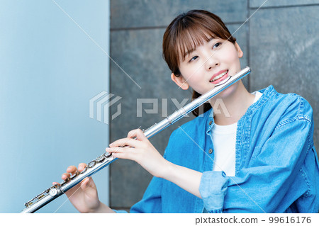 吹長笛的婦女 99616176