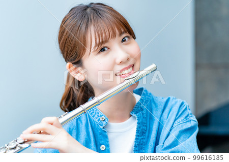 吹長笛的婦女 99616185