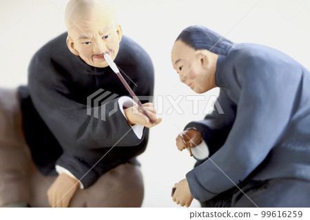 表情逼真的泥娃娃 中國民族服飾老人的日常生活 表情逼真的泥娃娃 中國民族服飾老人的日常生活 99616259