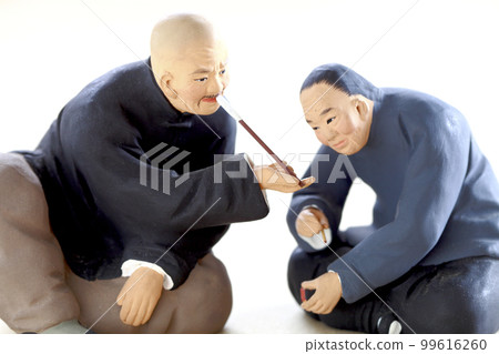 穿著中國民族服飾的老人面部表情逼真泥娃娃 穿著中國民族服飾的老人面部表情逼真泥娃娃 99616260