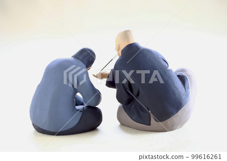 穿著中國民族服飾的老人背影表情逼真的泥娃娃 穿著中國民族服飾的老人背影表情逼真的泥娃娃 99616261