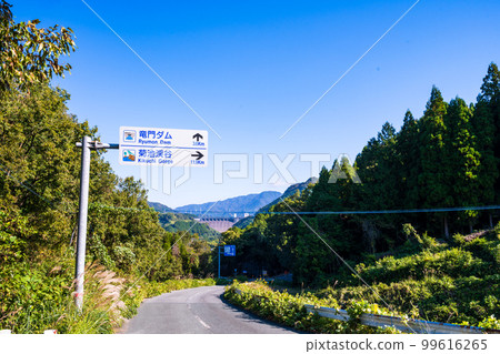 Rural landscape against the backdrop of clear autumn weather "Road to Ryumon Dam" A tourist destination famous for its natural scenery Rural landscape against the backdrop of clear autumn weather "Road to Ryumon Dam" A tourist destination famous for its natural scenery 99616265