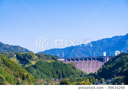 以秋日晴朗為背景的田園風光“龍門水庫之路” 以自然風光聞名的旅遊勝地 以秋日晴朗為背景的田園風光“龍門水庫之路” 以自然風光聞名的旅遊勝地 99616266