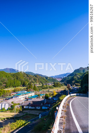 以秋日晴朗為背景的田園風光“龍門水庫之路” 以自然風光聞名的旅遊勝地 以秋日晴朗為背景的田園風光“龍門水庫之路” 以自然風光聞名的旅遊勝地 99616267
