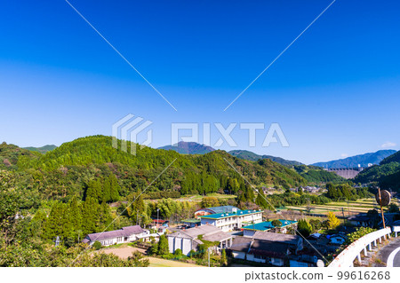 以秋日晴朗為背景的田園風光“龍門水庫之路” 以自然風光聞名的旅遊勝地 以秋日晴朗為背景的田園風光“龍門水庫之路” 以自然風光聞名的旅遊勝地 99616268