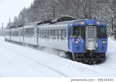 Kiha 183 Series Limited Express "Okhotsk" passing through Nakaaibetsu Station on the Sekihoku Main Line in winter Kiha 183 Series Limited Express "Okhotsk" passing through Nakaaibetsu Station on the Sekihoku Main Line in winter 99616480