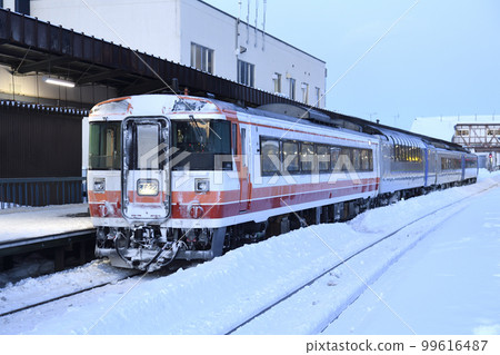 Revival painted Kiha 183 Series Limited Express "Okhotsk" waiting for departure at Abashiri Station at dusk Revival painted Kiha 183 Series Limited Express "Okhotsk" waiting for departure at Abashiri Station at dusk 99616487