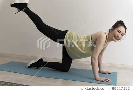 woman doing hip up training woman doing hip up training 99617132