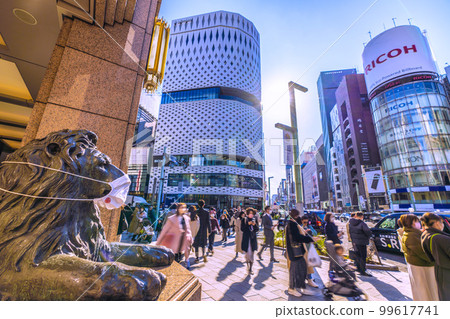 東京城市景觀在日本銀座電暈沉船...許多人仍然戴著口罩。畫面右側是封閉的三愛=20th。 99617741