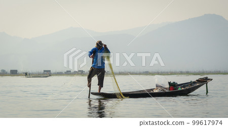 Catching fish on Inle Lake, Myanmar 99617974