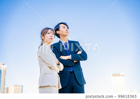 商務場景女男戶外 99618363
