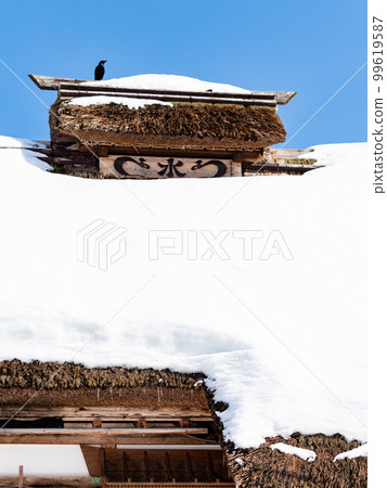 日本的原始風景 大內宿的冬天風景 茅草屋頂上的雪和冰柱 99619587