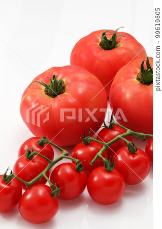 Large tomato with white back and mini tomato with cob 99619805