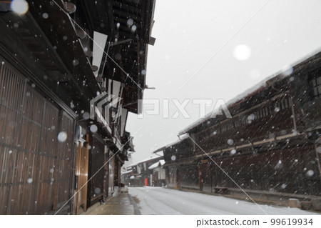 Cityscape of the post town during the cold season (Narai-juku, Shiojiri City, Nagano Prefecture) 99619934