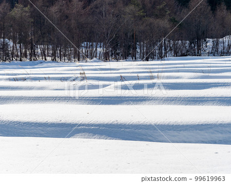 The original scenery of Japan, the winter scenery of Ouchi-juku, the terraced fields covered with snow 99619963