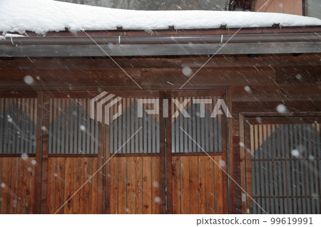 A building in a post town where snow dances (Narai-juku, Shiojiri City, Nagano Prefecture) A building in a post town where snow dances (Narai-juku, Shiojiri City, Nagano Prefecture) 99619991