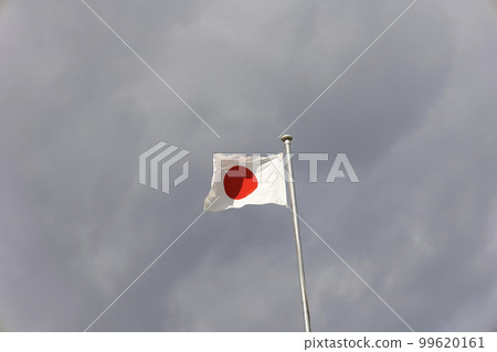 日之丸國旗在多雲的天空和風中飄揚 日之丸國旗在多雲的天空和風中飄揚 99620161