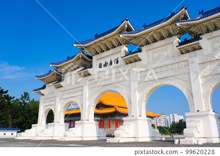 台灣台北市中正紀念堂自由廣場大門 台灣台北市中正紀念堂自由廣場大門 99620228