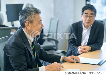 穿著西裝的高級商人在辦公室開會 穿著西裝的高級商人在辦公室開會 99622239