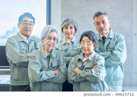 Senior business team in work clothes gathering in the office Senior business team in work clothes gathering in the office 99623718