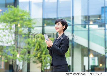 Business woman with a smartphone shooting cooperation "LINK FOREST" 99625446