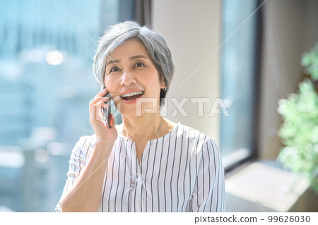 在辦公室打電話的高級女商人 在辦公室打電話的高級女商人 99626030