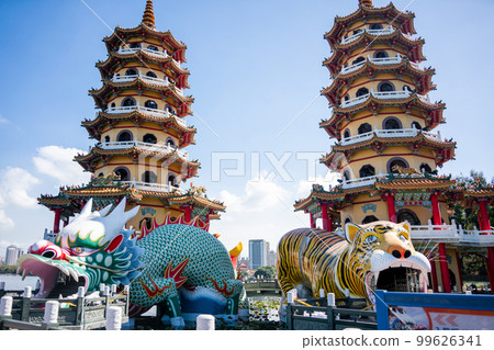 taiwan kaohsiung attractions lotus pond tiger and dragon pagoda 99626341