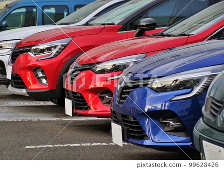 進口車雷諾汽車在經銷商處排隊 進口車雷諾汽車在經銷商處排隊 99628426