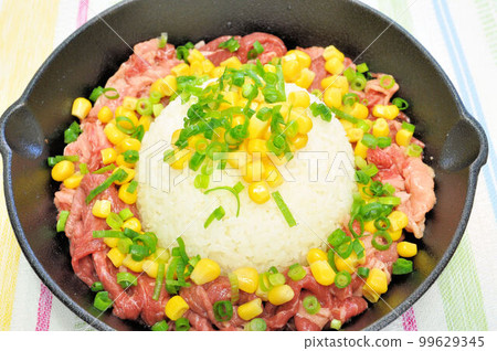 牛肉飯 99629345