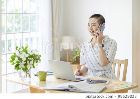 Middle-aged woman Work from home Image of balancing anticancer drug treatment and work 99629828
