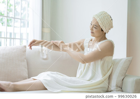 Middle-aged women skin care body care image 99630026