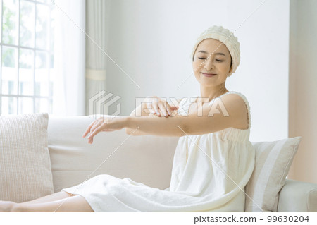 Middle-aged women beauty skin care body care image 99630204