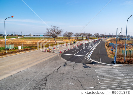 增加主幹道車道數量的工作 國道 17 號上武道向上方向的鳥瞰圖 2023.02 a-1 99631578