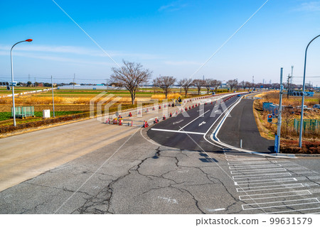 增加主幹道車道數量的工作 國道 17 號上部道路向上方向的鳥瞰圖 2023.02 a-2 高飽和度 增加主幹道車道數量的工作 國道 17 號上部道路向上方向的鳥瞰圖 2023.02 a-2 高飽和度 99631579