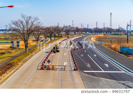 增加主幹道車道數量的工作 國道 17 號上部道路向上方向的鳥瞰圖 2023.02 d-2 高飽和度 增加主幹道車道數量的工作 國道 17 號上部道路向上方向的鳥瞰圖 2023.02 d-2 高飽和度 99631797