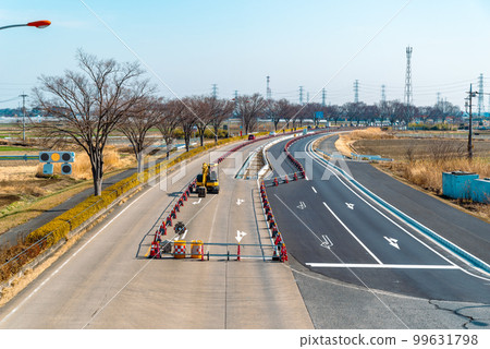 增加主幹道車道數量的工作 國道 17 號上武道向上方向的鳥瞰圖 2023.02 d-3 淺色調 99631798