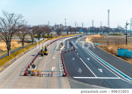 增加主幹道車道數量的工作 國道 17 號上部道路向上方向的鳥瞰圖 2023.02 e-3 淺色調 增加主幹道車道數量的工作 國道 17 號上部道路向上方向的鳥瞰圖 2023.02 e-3 淺色調 99631803