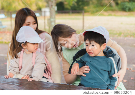 Nursery teacher who is in trouble with crying children in autumn park (nursery school, kindergarten, nursery school teacher) Nursery teacher who is in trouble with crying children in autumn park (nursery school, kindergarten, nursery school teacher) 99633204
