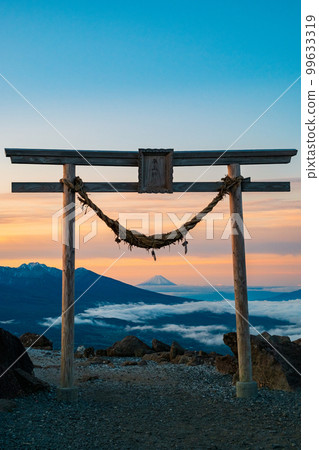 Dawn of Kurumayama (View of Mt. Fuji from Kurumayama Shrine) 99633319